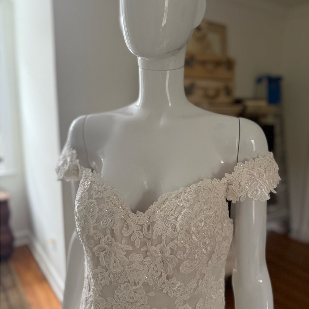 Elegant White Lace Wedding Dress - Picture 5 of 15